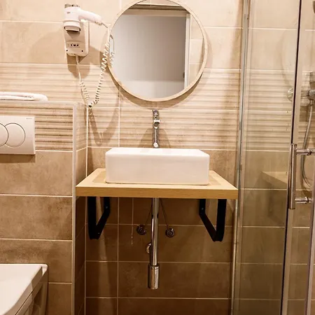 Hotel Du Dauphine 2*